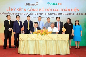 Lãnh đạo HA.GL và LPBank ký hợp tác toàn diện vào ngày 2-11. Ảnh: ANH KHOA