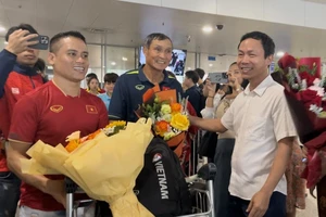 Thay mặt VFF, Phó TTK Nguyễn Minh Châu đã ra sân bay chào đoàn thầy trò HLV Mai Đức Chung