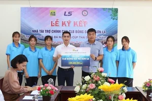 Ông Trần Anh Minh, Ủy viên Ban chấp hành VFF, Tổng giám đốc công ty Thái Sơn Bắc trao tiền tài trợ 500 triệu đồng cho đại diện CLB Sơn La.