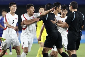 Các cầu thủ CHDCND Triều Tiên phản ứng trọng tài Rustam sau trận gặp Nhật Bản ở ASIAD 19