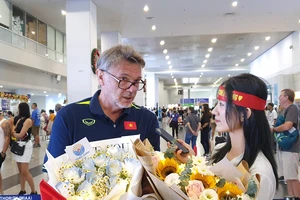 Người hâm mộ chào đón đội tuyển Việt Nam khi đội vừa đến Manila