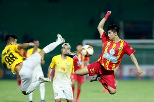 Cuộc so tài giữa Bình Định (áo đỏ) và Thanh Hóa trên sân Quy Nhơn ở vòng 5 V-League 2023-2024. Ảnh: TUẤN HỮU