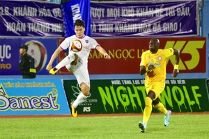 Quế Ngọc Hải đá chính trong trận B.Bình Dương thắng Khánh Hòa ở vòng 5 V-League