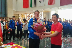Đại diện Đại sứ quán Việt Nam tại Qatar tặng hòa chào mừng HLV Troussier và đội tuyển tại khách sạn Holiday Villa – nơi lưu trú của đội tuyển Việt Nam trong thời gian thi đấu Asian Cup 2023.
