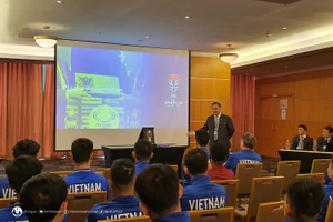 Đại diện LĐBĐ châu Á trong buổi làm việc, phổ biến luật thi đấu cùng đội tuyển Việt Nam