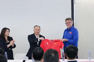 HLV trưởng Philippe Troussier thay mặt đội tuyển tặng Đại sứ quán Việt Nam tại Qatar áo thi đấu có chữ ký của các thành viên đội tuyển. 