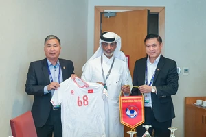 Phó chủ tịch VFF Trần Anh Tú và TTK VFF Dương Nghiệp Khôi trao tặng cờ lưu niệm của VFF và áo đội tuyển Việt Nam đến ông Sheikh Hamad Bin Khalifa A;-Thani