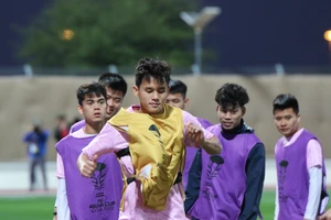 Minh Trọng trên sân tập cùng các tuyển thủ Việt Nam ngày 17-1
