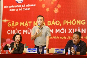 Phó Chủ tịch VFF Nguyễn Xuân Vũ phát biểu tại buổi gặp mặt cùng các nhà báo, phóng viên của khu vực phía Nam. Ảnh: DŨNG PHƯƠNG