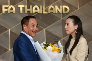Cựu Chủ tịch Somyot (trái) tặng hoa, chúc mừng sau khi Madam Pang trở thành tân chủ tịch FAT. Ảnh: FAT
