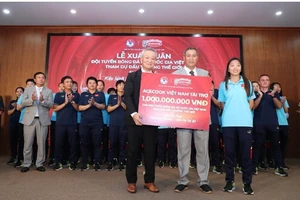 Ông Kaneda Hiroki - Tổng Giám đốc Acecook Việt Nam trao tặng 1 tỷ VNĐ tài trợ cho ĐTQG nữ trong lễ xuất quân tham dự World Cup nữ 2023