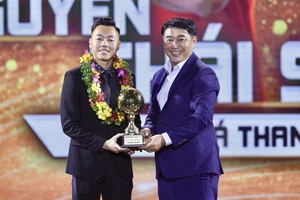HLV Trần Minh Chiến trao giải thưởng Cầu thủ trẻ xuất sắc năm 2023 cho Nguyễn Thái Sơn