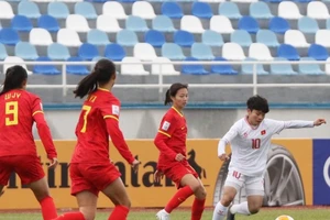 Ngọc Minh Chuyên đi bóng trước sự bám sát của các hậu vệ đội U20 nữ Trung Quốc