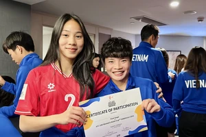 Các thành viên U20 nữ Việt Nam nhận chứng nhận tham dự giải đấu của AFC.