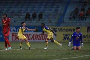 Hà Nội FC vượt qua Hà Tĩnh với tỷ số 2-1 trong trận đấu muộn nhất của ngày 12-3. Ảnh MINH HOÀNG