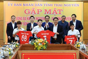 Các cầu thủ Kim Thanh, Bích Thùy và Trần Thị Thu tại buổi lễ ra mắt cùng CLB Thái Nguyên T&T
