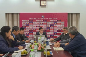 Lãnh đạo VFF trong buổi họp cùng với Ban huấn luyện đội tuyển Việt Nam mới đây