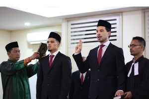 Thom Haye và Ragnar Oratmangoen trong nghi thức nhập tịch Indonesia vào khuya 18-9. Ảnh: PSSI