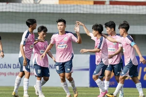 ĐH Sư phạm TDTT TPHCM giành chiến thắng cách biệt 2-0 trước ĐH Nông Lâm và sớm giành vé vào tứ kết