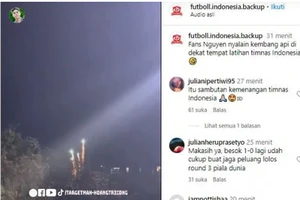 Hình ảnh bắn pháo hoa ở gần khách sạn đội tuyển Indonesia lưu trú được truyền thông Indonesia đăng tải vào ngày 23-3