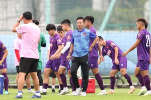 Thầy trò đội tuyển U23 Việt Nam trên sân tập sáng 6-4