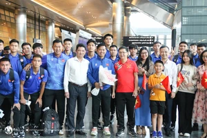 Đại diện Đại sứ quán Việt Nam và Cộng đồng người Việt Nam tại Qatar đã ra sân bay chào mừng đội tuyển U23 Việt Nam