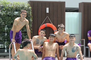 Cả đội cùng thư giãn, thả lỏng tại hồ bơi của khách sạn để phục hồi sau trận giao hữu cùng đội U23 Jordan