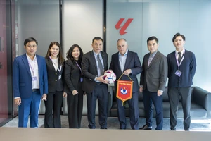 Đoàn công tác LĐBĐ Việt Nam trao tặng bóng và cờ lưu niệm đến Chủ tịch LaLiga Javier Tebas