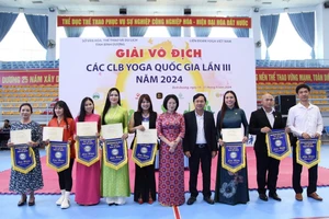 Bà Đặng Thị Hồng Nhung (thứ 5 từ phải qua) - Phó Chủ tịch Yoga Việt Nam và ông Bùi Hữu Toàn (thứ 4 từ phải qua) - Giám đốc Sở VH-TT&DL tỉnh Bình Dương tặng quà tri ân của BTC giải cho các đơn vị tài trợ, đồng hành cùng giải.