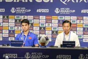 HLV Hoàng Anh Tuấn và tiền vệ Khuất Văn Khang tại buổi họp báo sau trận đấu