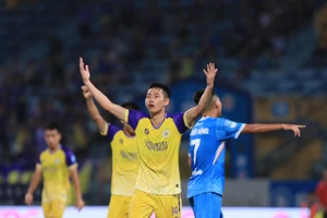 Niềm vui của Hai Long, tác giả của cả 2 bàn thắng cho Hà Nội FC. Ảnh: MINH HOÀNG