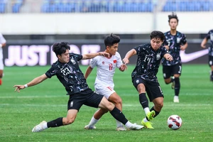 U19 Việt Nam trong cuộc so tài với các cầu thủ Hàn Quốc tại giải quốc tế vừa diễn ra ở Trung Quốc