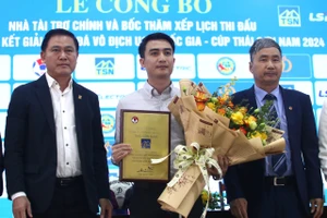 Phó chủ tịch VFF, ông Trần Anh Tú cùng TTK VFF Dương Nghiệp Khôi trao hoa và kỷ niệm chương đến ông Trần Anh Minh, TGĐ Công ty CP Tập đoàn Thái Sơn Nam - nhà tài trợ chính cho giải đấu năm nay
