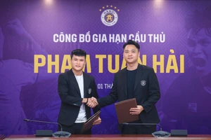 Lãnh đạo Hà Nội FC và Tuấn Hải tại buổi ký gia hạn hợp đồng
