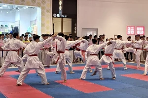 VĐV đội tuyển Karate tỉnh Bình Dương tham gia biểu diễn chào mừng Khai mạc giải