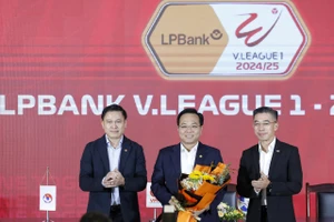 Ông Trần Anh Tú, chủ tịch công ty VPF trao hoa chúc mừng các đối tác đồng hành ở V-League 2024-2025