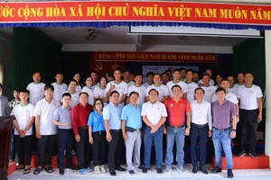 Đại biểu chụp hình lưu niệm cùng các học viên tham dự Khóa học