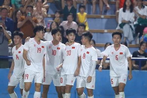 Các cầu thủ U17 Việt Nam thắp lại hy vọng vào VCK sau trận thắng U17 Myanmar. Ảnh: MINH HOÀNG