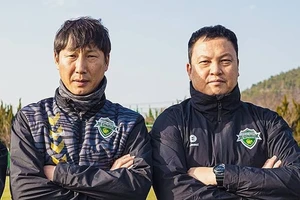 HLV Kim Sang-sik (trái) và HLV thủ môn Lee Woon-jae (phải) khi cùng làm việc tại Jeonbuk Hyundai Motors. Ảnh: Jeonbuk