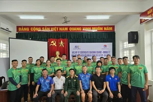 Các học viên chụp hình lưu niệm cùng Ban tổ chức lớp học