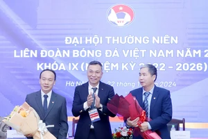 Chủ tịch VFF Trần Quốc Tuấn (giữa) tặng hoa cho tân Tổng thư ký Nguyễn Văn Phú và nguyên Tổng Thư ký Dương Nghiệp Khôi