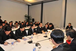 Đại hội Đảng lần thứ XI - Các đại biểu tiếp tục thảo luận các văn kiện