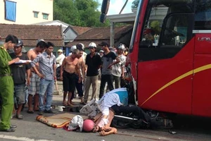 Quảng Nam: Xe khách và xe máy tông nhau, 2 anh em ruột chết thảm