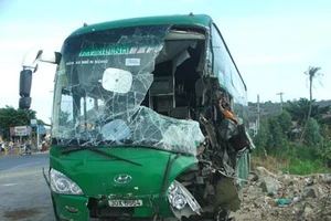 Phú Yên: Xe tải, xe khách tông nhau, 9 người thương vong