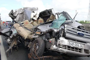 Xe khách tông xe tải trên cao tốc TPHCM – Trung Lương: Ít nhất 4 người chết, 6 người người bị thương