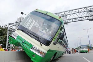 Xe buýt leo lên dải phân cách trên cầu Sài Gòn