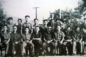 Ngày 29-4-1975, đại diện “lực lượng thứ ba” đến Trại Davis