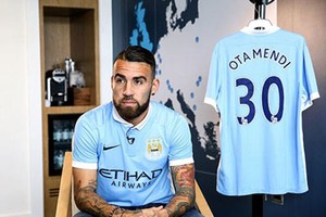 Man.City ra mắt Otamendi, chờ De Bruyne