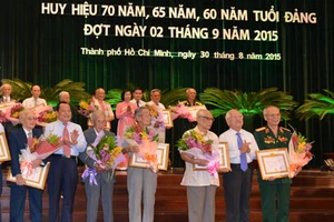 TPHCM: Tổ chức trang trọng lễ trao Huy hiệu Đảng cho 139 đảng viên cao tuổi