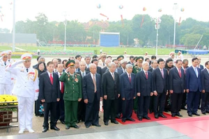 Lãnh đạo Đảng, Nhà nước viếng Chủ tịch Hồ Chí Minh và các anh hùng, liệt sỹ